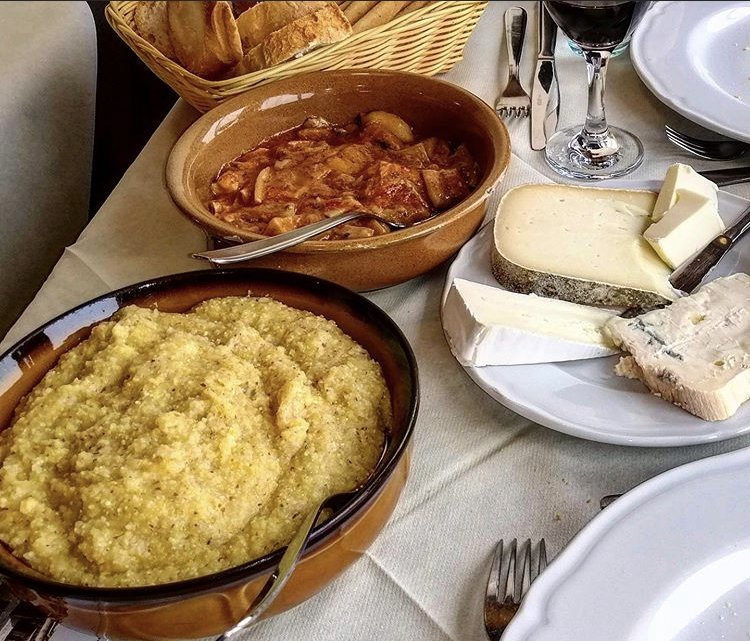Polenta con formaggi italiani e sugo | la Clandestina
