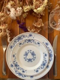 Platos vintage blancos y azules románticos | la Clandestina