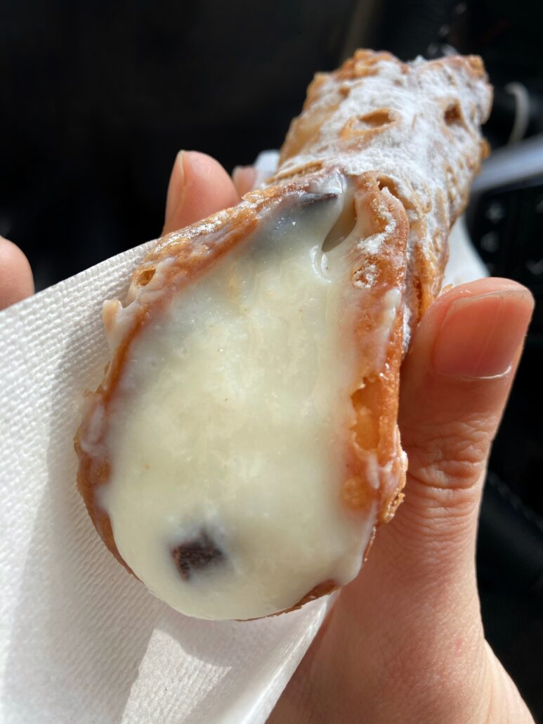 cannolo siciliano con relleno de ricotta | la Clandestina