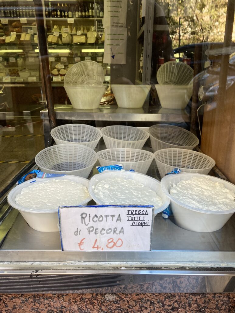 la ricotta de oveja, para hacer cannoli | la Clandestina